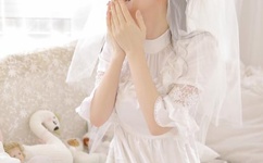 宝宝扶着水池乖乖让爸爸洗头